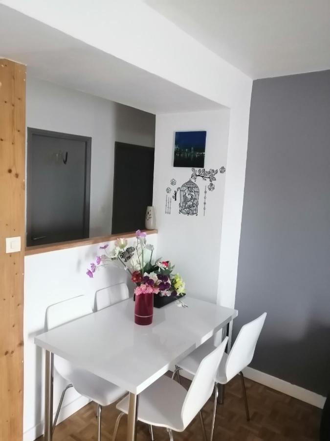Chambre Dans Appartement A Niort Bagian luar foto